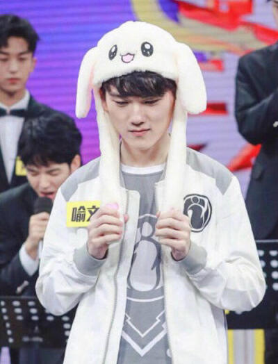 LPL 全明星第一阶段投票结果发布：王多多和西然预计将赢得最佳解说员主持人 bin & JackeyLove 暂时队长